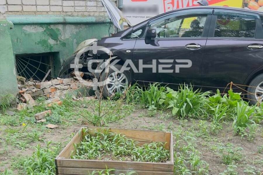 В Благовещенске автомобиль влетел в здание