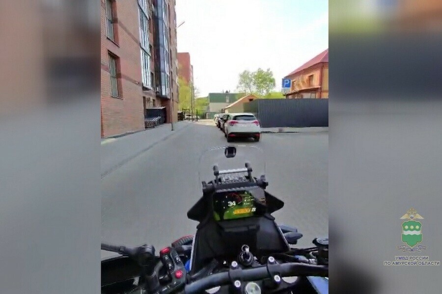 Полицейский на мотоцикле задержал преступника в Благовещенске Как всё было снял регистратор видео