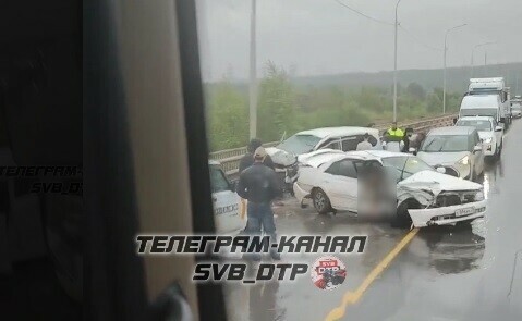 Водитель свисает из окна жесткое ДТП произошло в Приамурье 