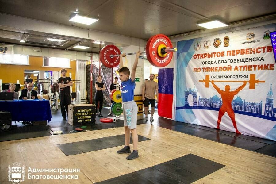 Первенство по тяжелой атлетике прошло в Благовещенске фото