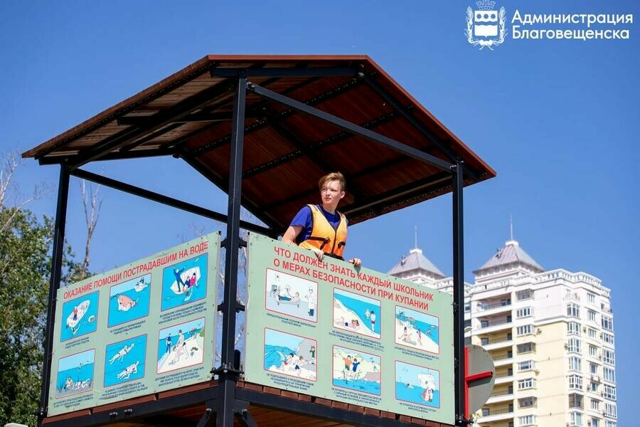 На набережной Амура в Благовещенске людям будут показывать флаги двух цветов Для чего 