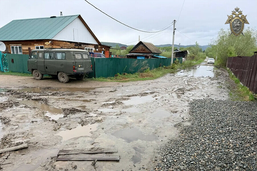 Как ребенок оказался по пояс в грязи на дороге в Зее следователи рассказали подробности и начали проверку