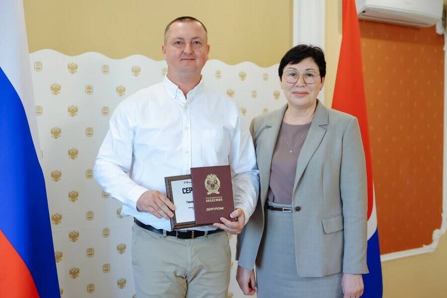 В правительстве Амурской области вручили дипломы ветеранам СВО