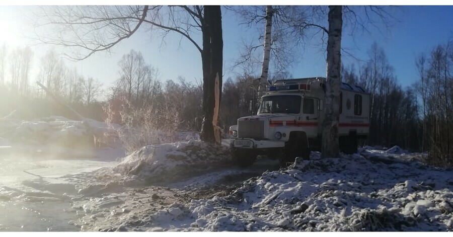 В Зейском районе спасатели эвакуировали людей замерзавших в сломанной машине 