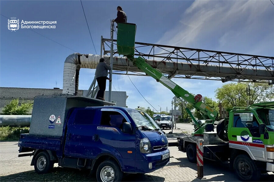На перекрестке Благовещенска появились новые регулировщики 