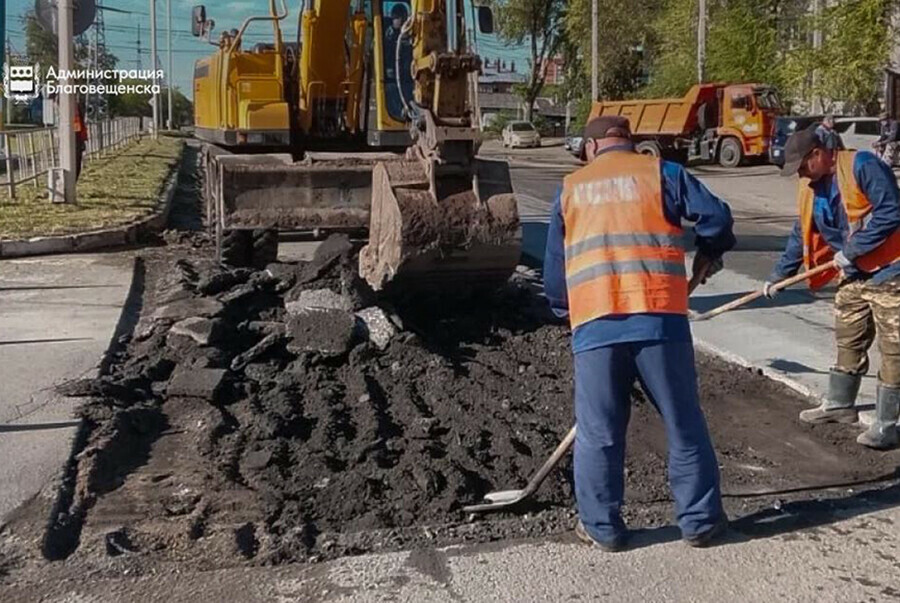 В Благовещенске уложено больше 1 000 квадратных метров асфальта за неделю