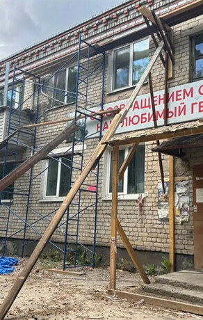 Восстанавливают ли дом на Нагорной в Благовещенске где под слоем снега обвалилась крыша