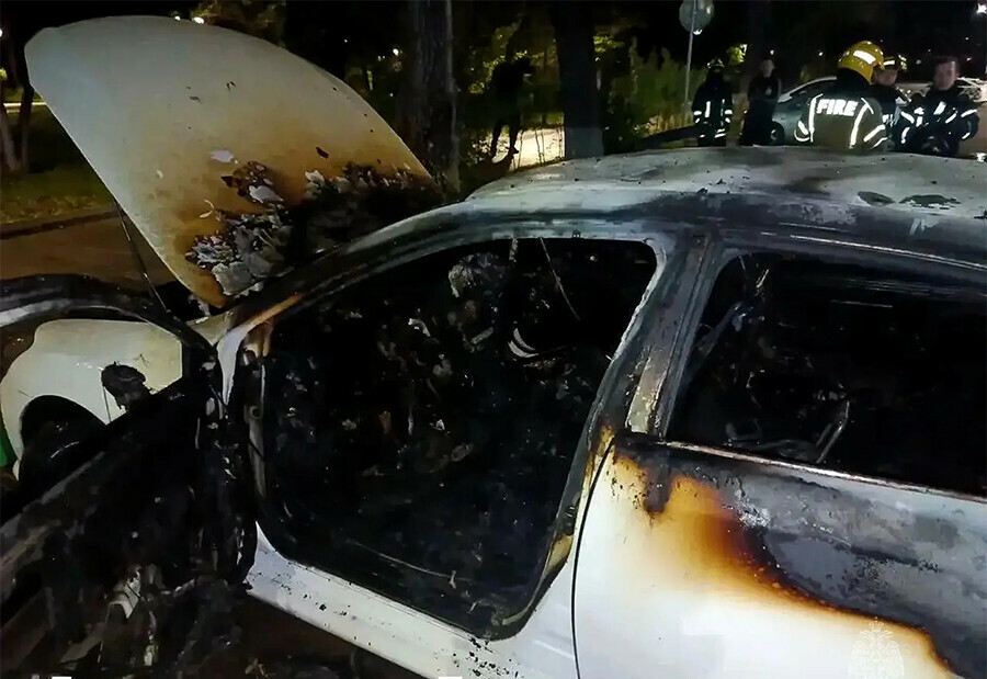 В центре Благовещенска выгорел автомобиль фото