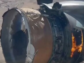 Пассажиры сняли на видео горящий двигатель самолета в воздухе