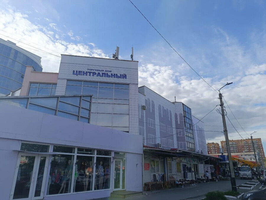Здание в центре Благовещенска вместо ремонта обтянули баннерами фото