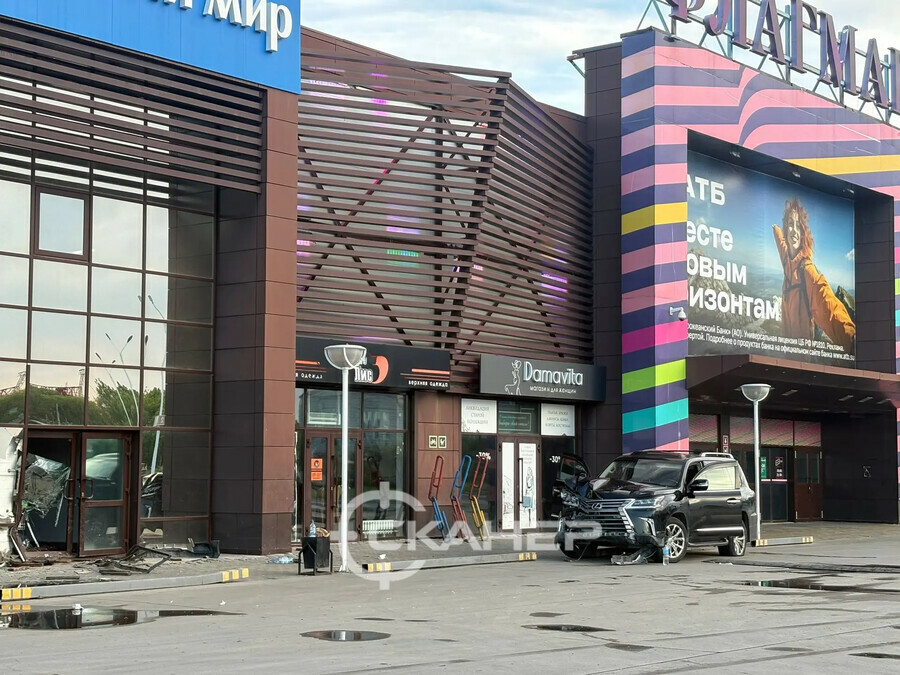 В Благовещенске Lexus въехал в двери торгового центра фото