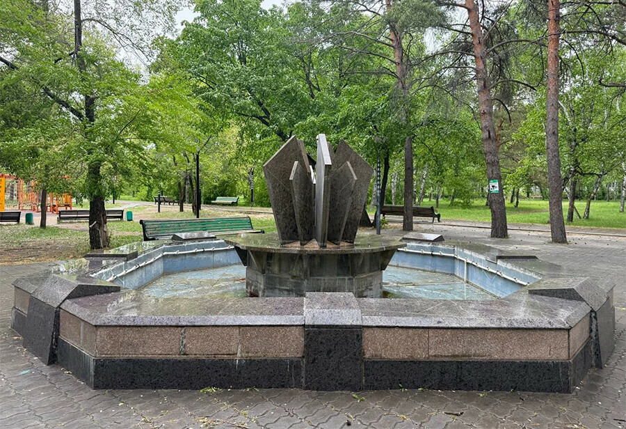 В Белогорске варварски изуродовали и разграбили фонтан