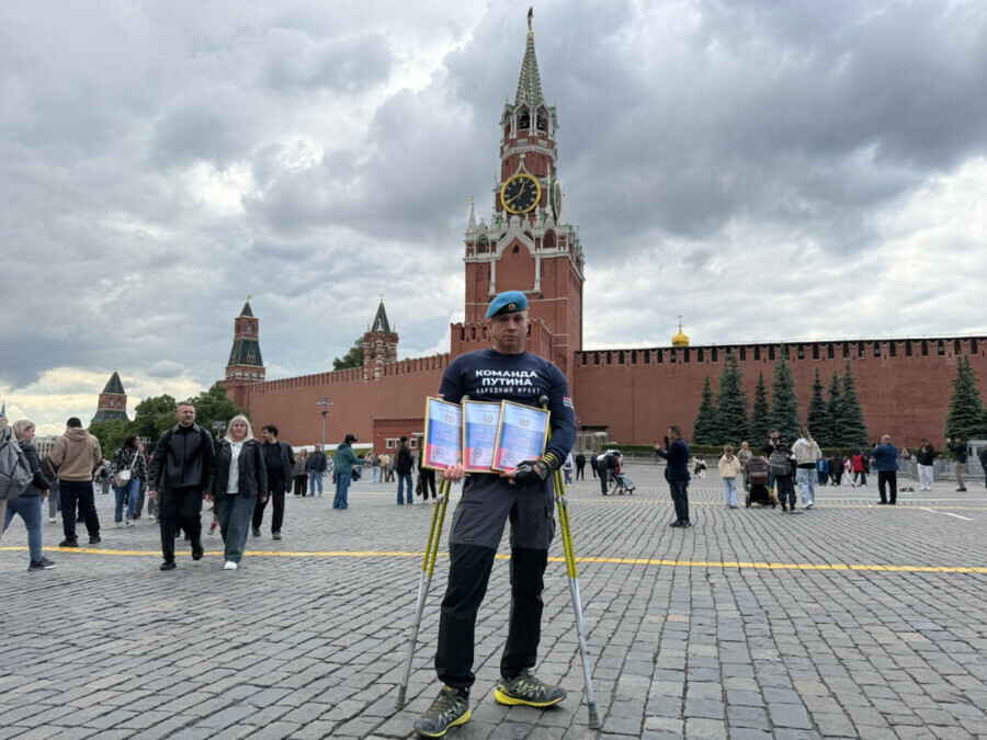 Параатлету с Дальнего Востока на Красной площади вручили сертификаты за его человеческий подвиг в Антарктиде