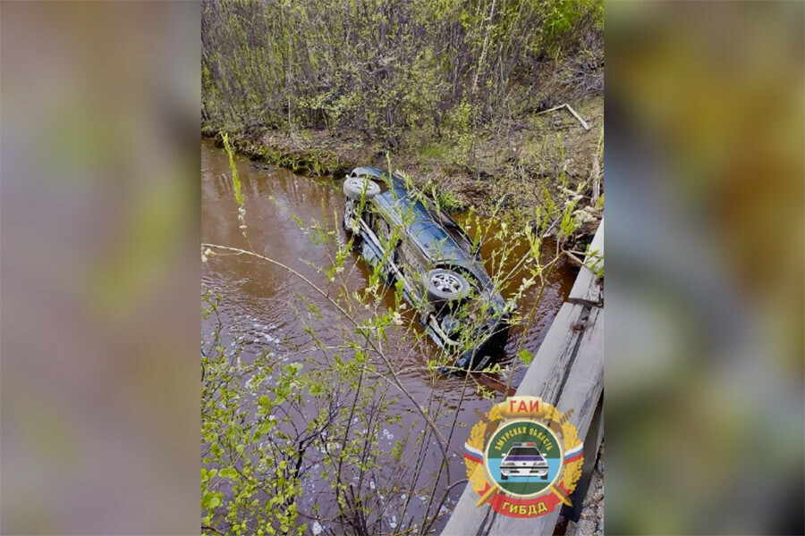 В Амурской области водитель без прав не удержал машину упал в реку и погиб