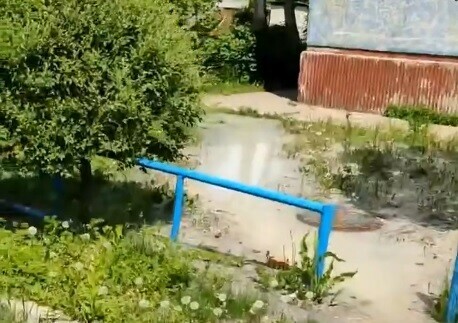В одном из районов жители жалуются на выход сточных вод и зловоние видео