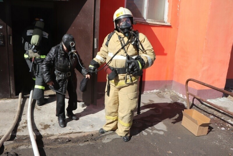 В Прогрессе пожарные спасли женщину из горящей квартиры