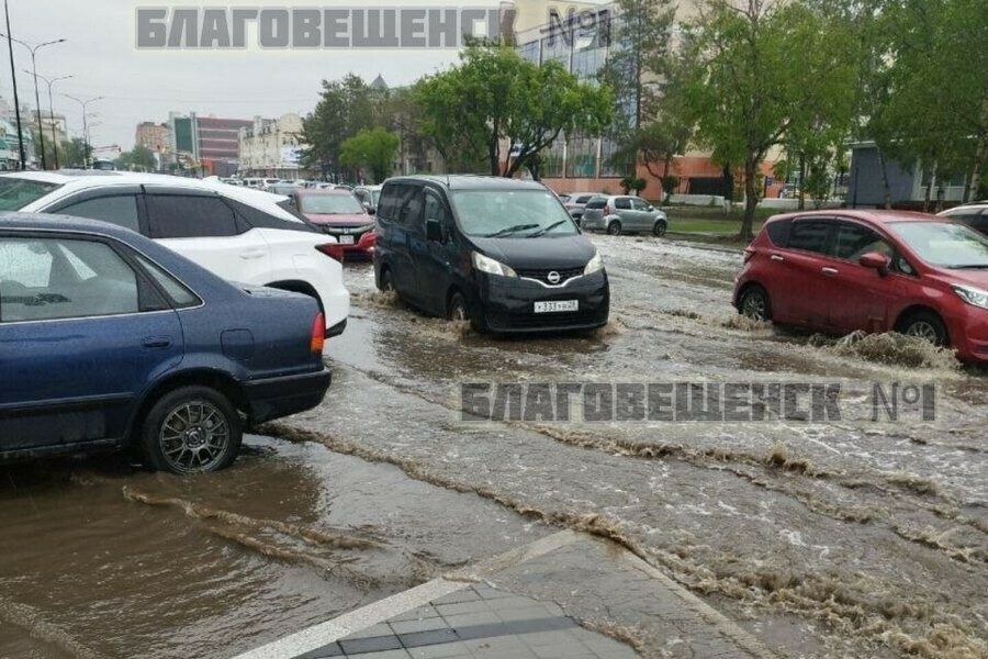 В Благовещенске затопило улицу которую ремонтировали не один месяц и открыли совсем недавно фото