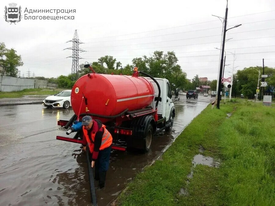 Пока в Благовещенске царит циклон коммунальщики качают воду с улиц круглосуточно