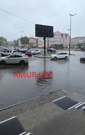 Дождались выделены деньги на ремонт проезда в центре в Благовещенске который регулярно топит царьлужа