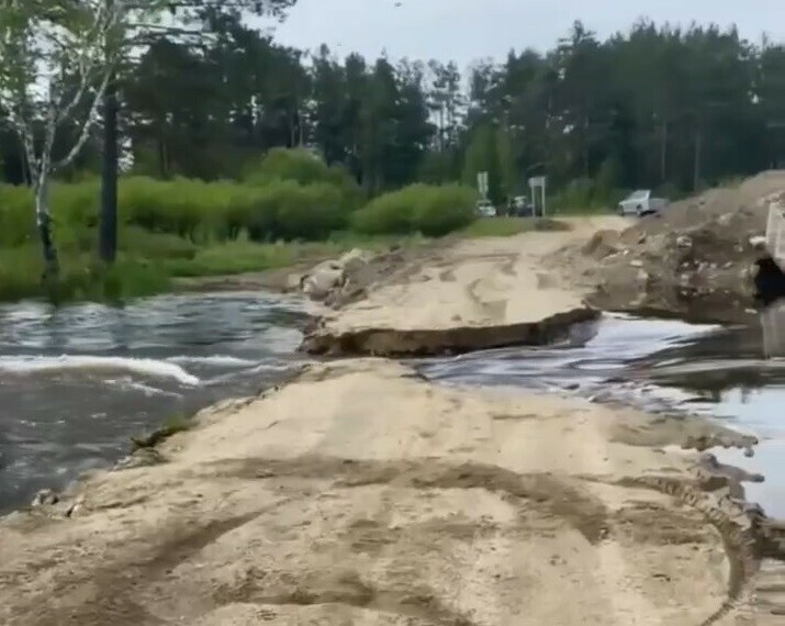 В Амурской области река размыла единственную дорогу по которой жители могут попасть в село видео