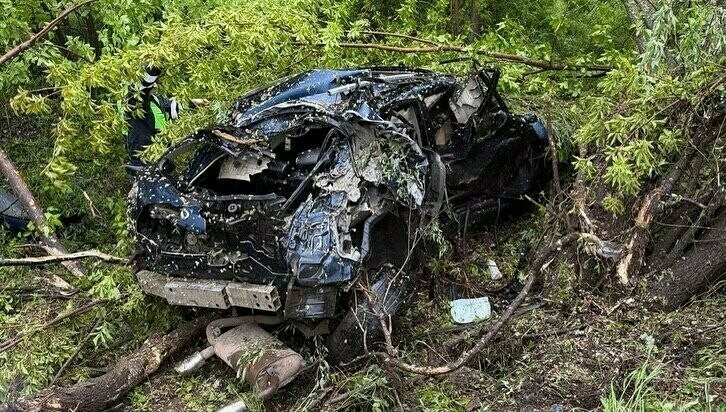 Стало известно кто угодил в кусты в Верхнеблаговещенском превратив машину в кашу из металла 