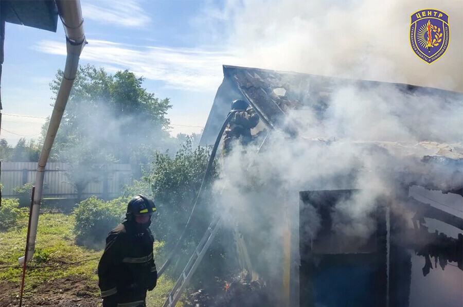 Огонь запылал на веранде и крыше кухни в амурском селе видео