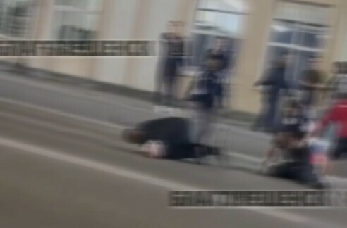 Прямо на дороге в Благовещенске избили мужчину видео