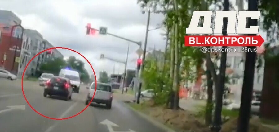 Столкновение скорой помощи и другого авто в Благовещенске снял видеорегистратор видео 