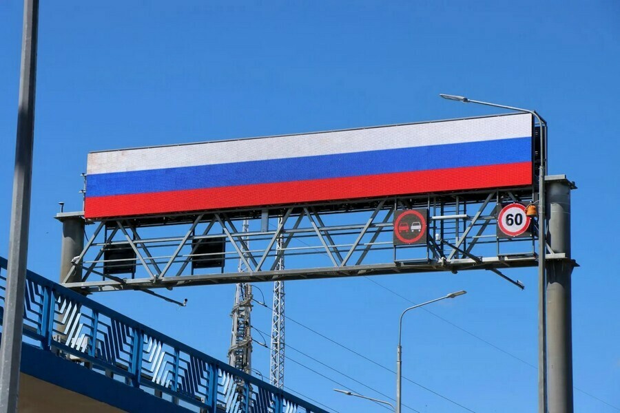 Мост через Зею в Благовещенске традиционно поздравил всех с праздником фото