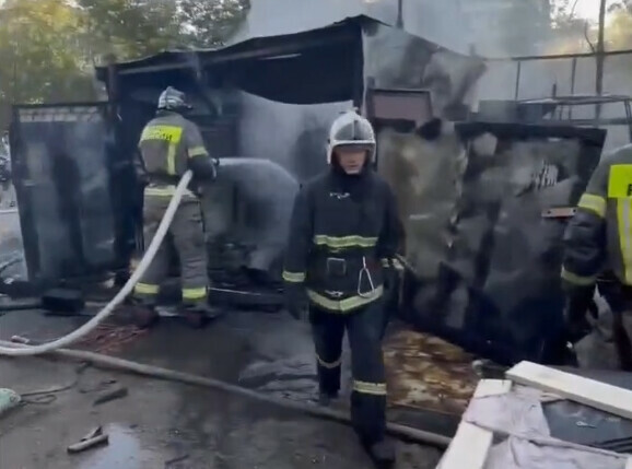 В Благовещенске горели гаражи и автомобили в них видео