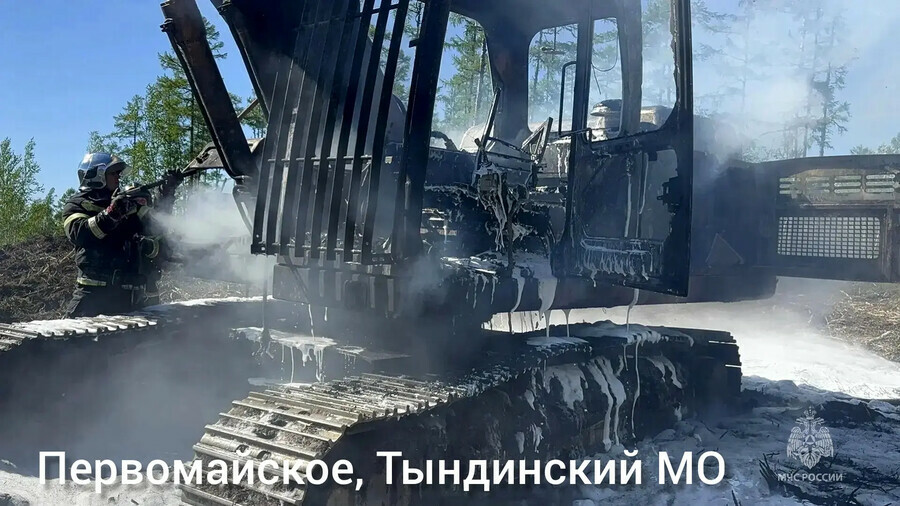 На севере Приамурья тушили горящий экскаватор видео