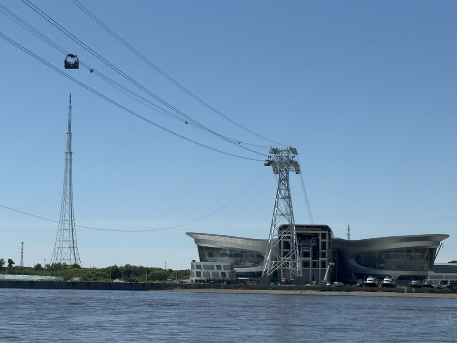 На международной канатной дороге над Амуром заметили кабинку с людьми