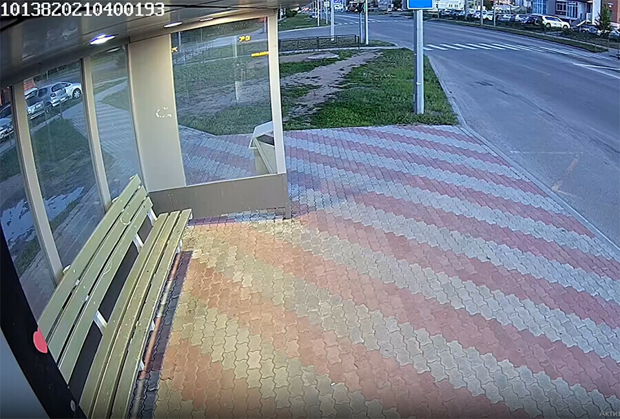 В микрорайоне Благовещенска расстреляна автобусная остановка видео