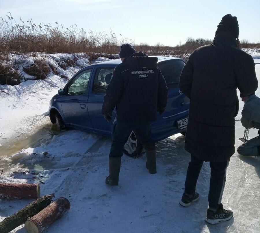 В Амурской области автомобиль провалился под лед
