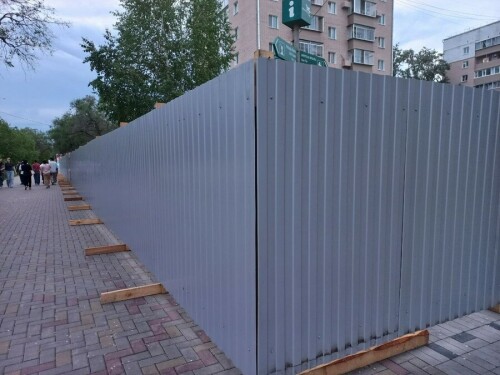 В центре Благовещенска закрывают высоким забором большую зеленую зону (фото) - Amur.life