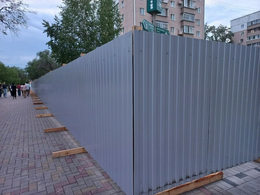 В центре Благовещенска закрывают высоким забором большую зеленую зону фото