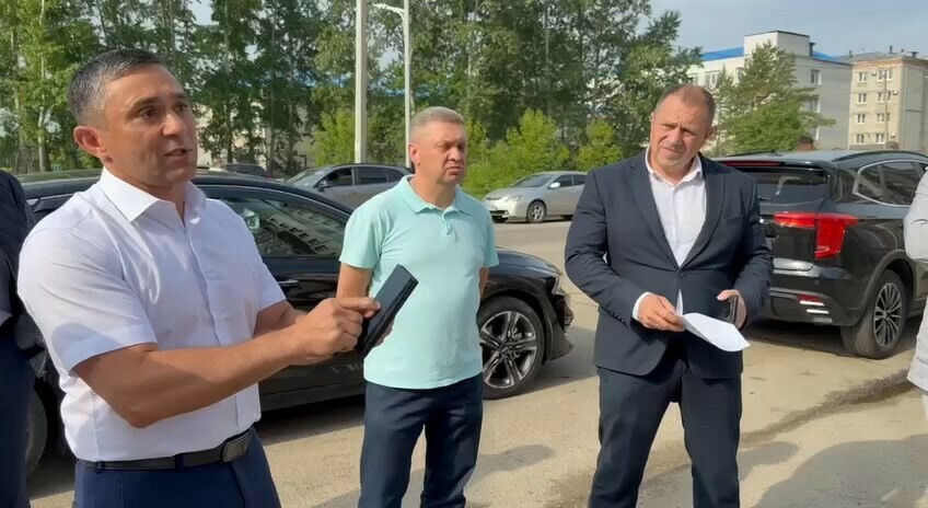 Плевком в сторону людей назвал мэр Благовещенска действия подрядчика в 800м квартале города видео