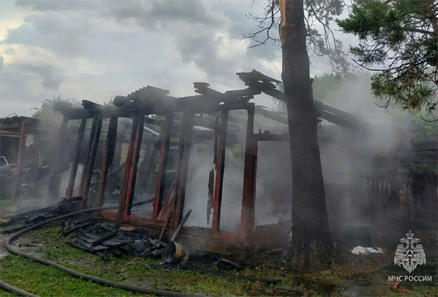 Во время грозы в амурском селе молния ударила в дерево  сгорела постройка 
