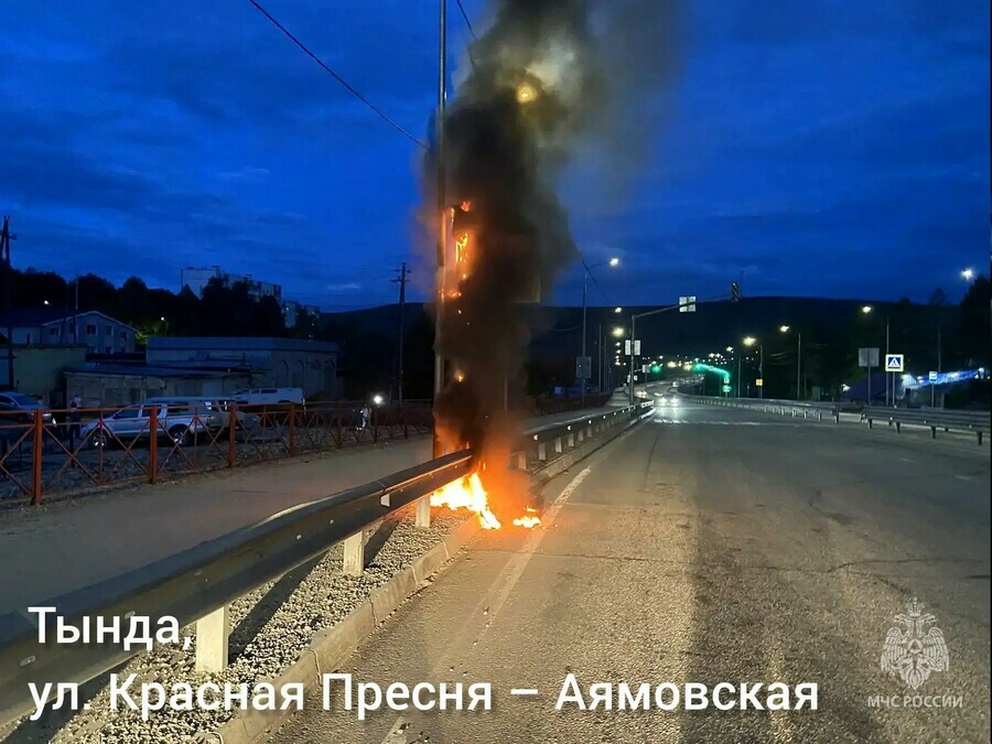 Светофор полыхал открытым пламенем в Амурской области  видео 