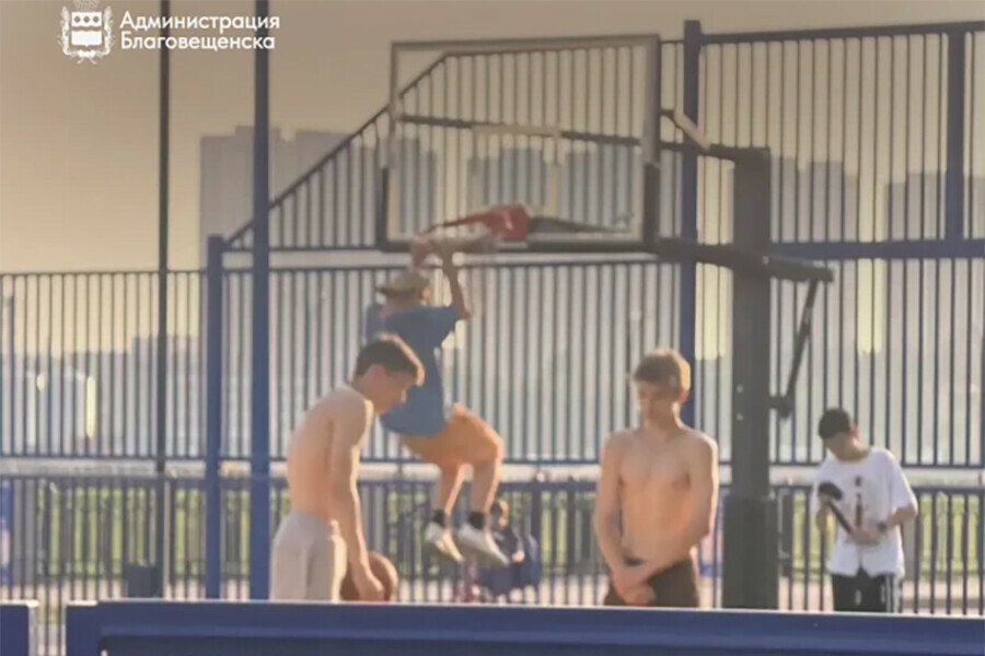 Неприятность новую спортплощадку в Благовещенске испортили сами баскетболисты фото