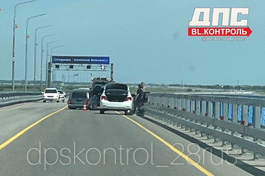 На новом мосту через Зею столкнулись автомобили Полоса заблокирована 