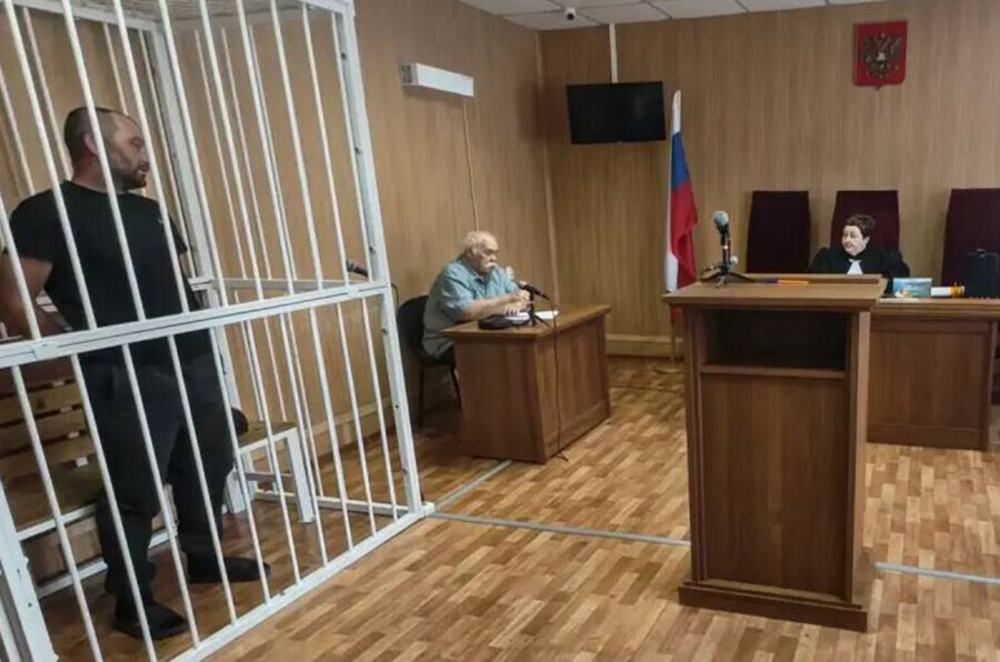 В Амурской области многодетного отца забившего насмерть мужчину отправили под домашний арест видео