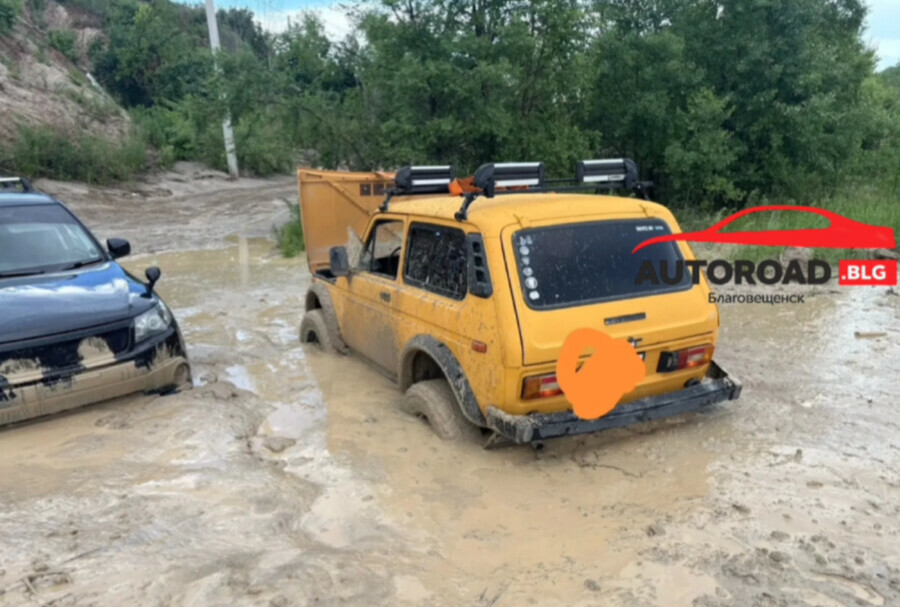 Под Благовещенском после дождя разлились грязевые потоки и заблокировали проезд фото