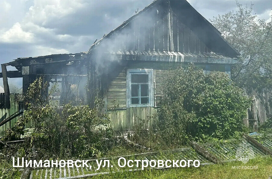 В Шимановске в горящем доме погиб мужчина фото