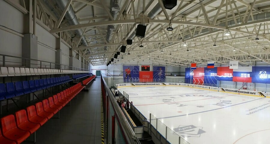 На недавно построенном катке АмГУ разморозят лед Зачем