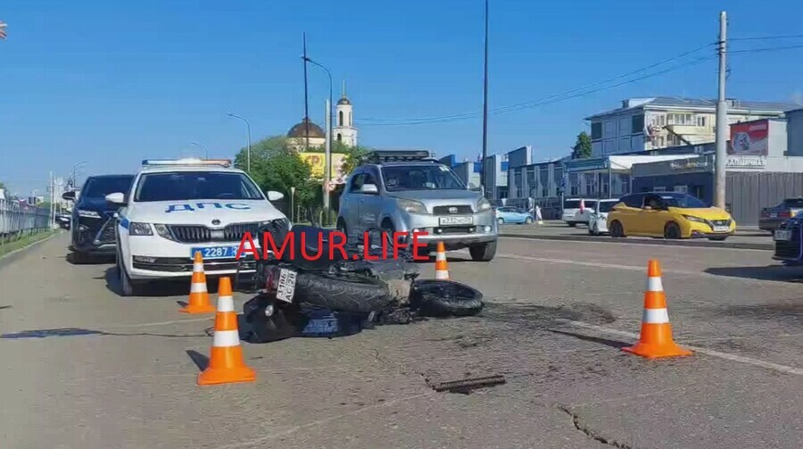 В Благовещенске мотоциклист врезался в Lexus фото видео