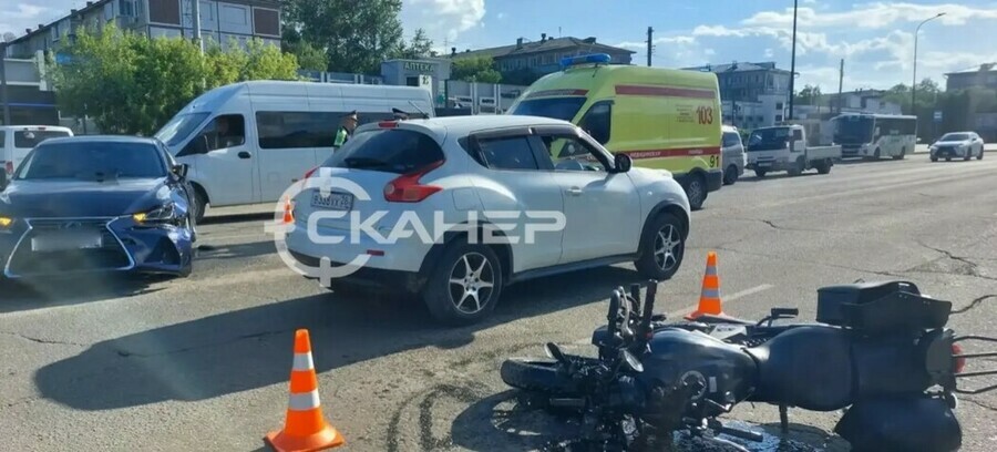 Стали известны подробности ДТП в Благовещенске где мотоциклист с пассажиром врезался в Lexus