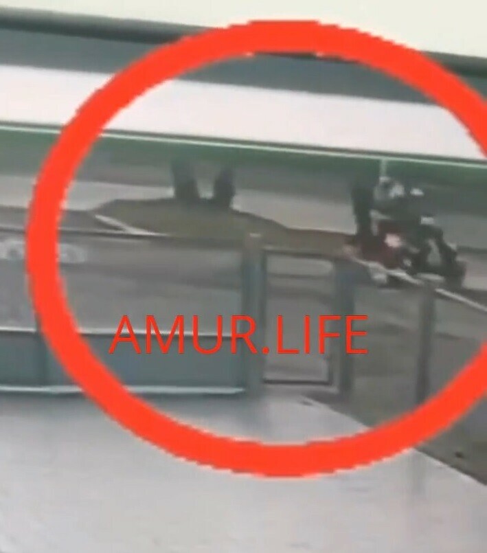 Появилось видео момента ДТП где мужчина сбил на тротуаре двух детей в Приамурье и скрылся