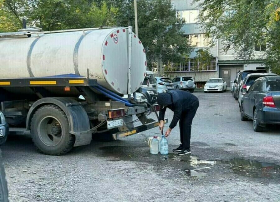 Воду амурчанам оставшимся без воды изза сломавшейся скважины бесплатно привозят АКС