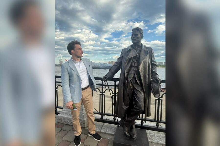 На набережной Амура в Благовещенске торжественно открыли памятник известному писателю фото видео